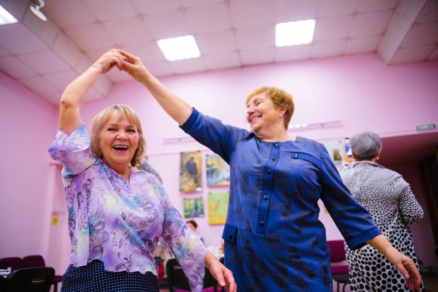 Зажгли по-хабаровски: смотрим на предновогоднюю вечеринку самых заводных пенсионерок