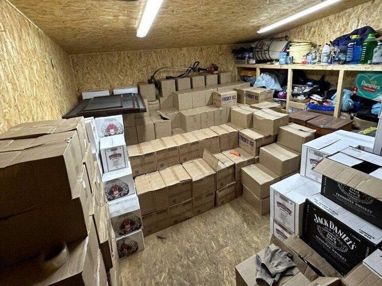 В Тверской области силовики схватили мужчин, сбывавших в магазины контрафактный алкоголь и сигареты