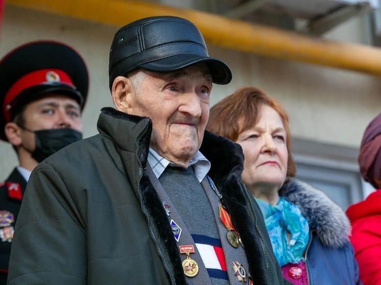 Вениамин Кондратьев поздравил ветерана из Ананы со 105-летием