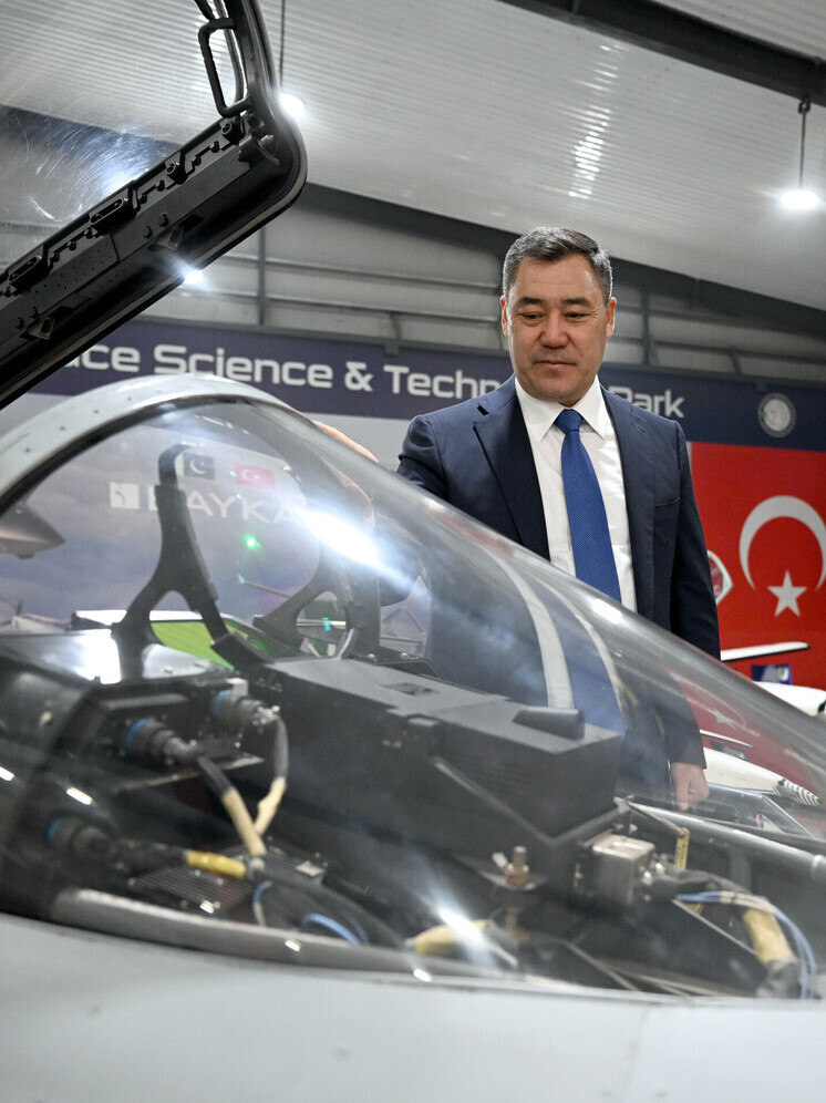 И осмотрел истребитель JF-17 Thunder