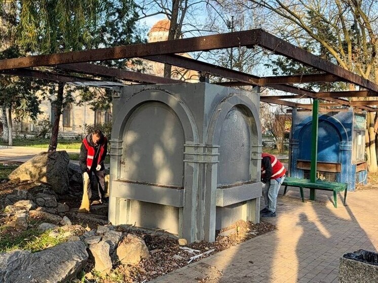 В Керчи демонтировали старую остановку «Площадь Ленина» у храма Иоанна Предтечи