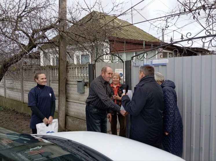 В Херсонской области сыну участника ВОВ передали часы с символикой Дня Победы