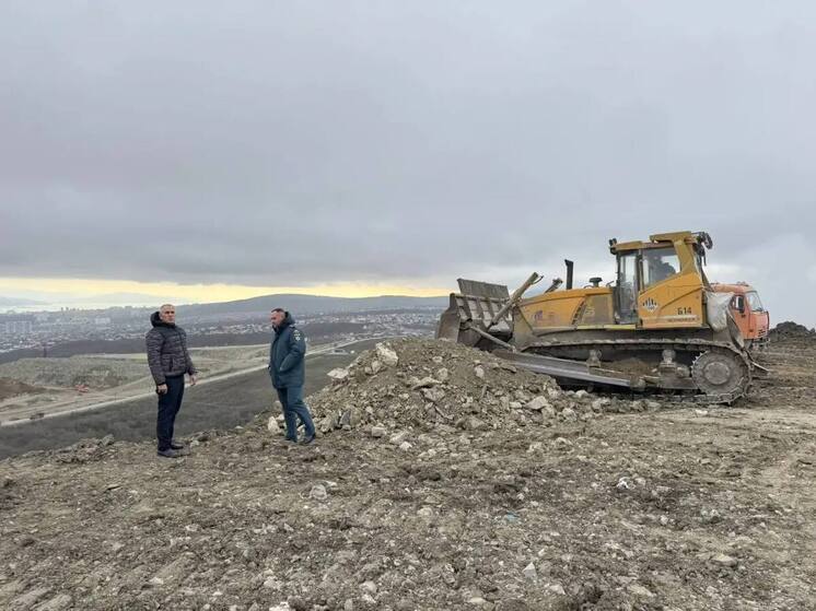 На месте горящей свалки в Новороссийске засыпали 400 кубометров земли
