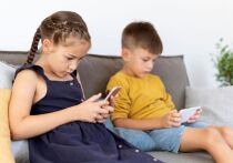 Новое масштабное исследование американских учёных бьет тревогу: владение личным смартфоном в 12 лет связано со значительно более высокими рисками развития депрессии, ожирения и хронического недосыпа у детей