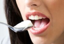 В первые секунды после того, как человек съел конфету или пирожное, бактерии во рту начинают пир: они пожирают сахар, вырабатывая кислоты, которые почти мгновенно атакуют эмаль зубов