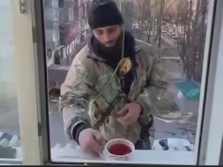 Жительница Дагестана угостила чаем рабочего, спустившегося с крыши