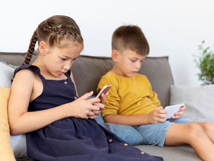 Владение смартфоном в 12 лет повышает риск развития депрессии и ожирения у детей