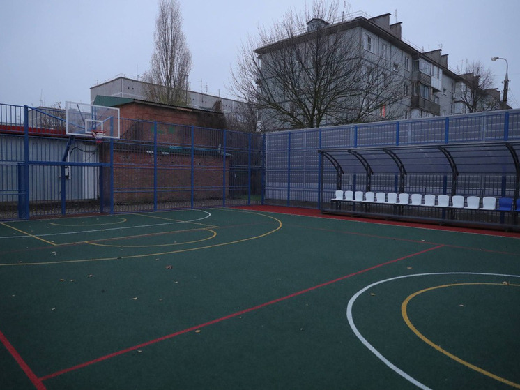 В Белозерном открыли многофункциональную спортплощадку с воркаут-зоной и QR-кодами для тренировок