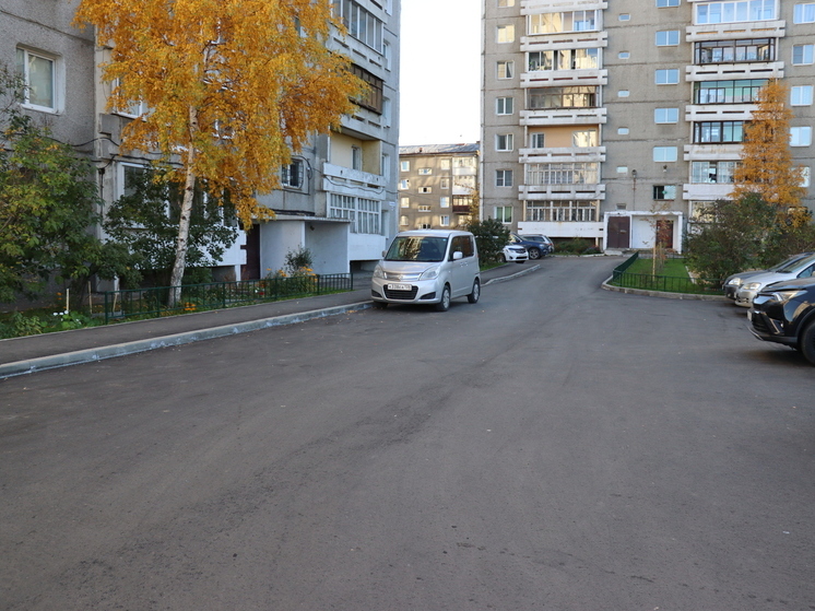 В округе депутата думы Иркутска Леонида Усова ремонтировали дворы