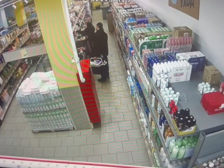 В Твери парочка пришла в магазин, набрала целую корзину товара, а расплатиться забыла