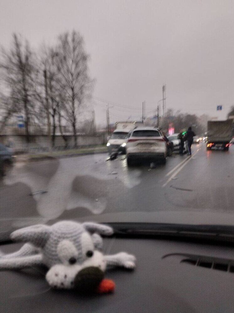 Два автомобиля столкнулись на перекрестке улиц Юбилейной и Красноармейской в Пскове