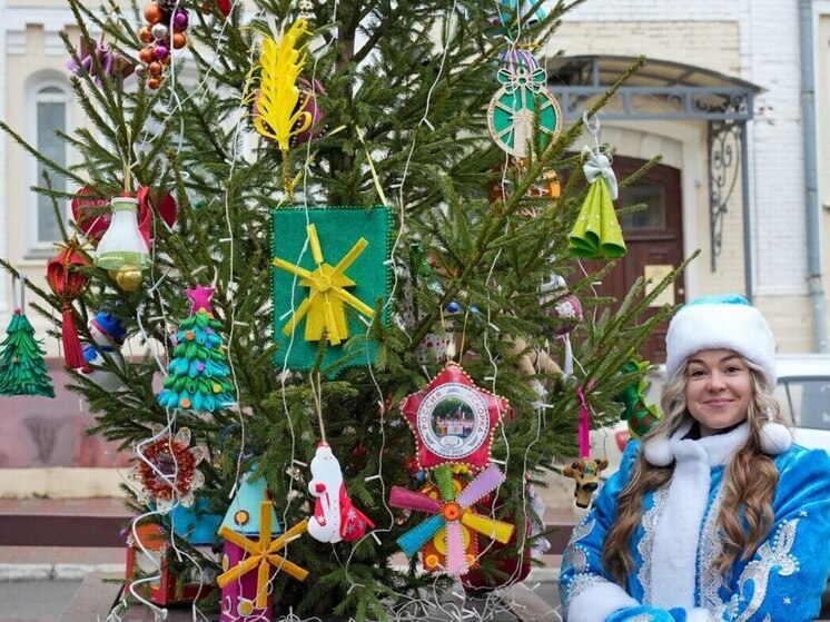 От Кумен до Афанасьево: на улице Спасской наряжают новогодние ели