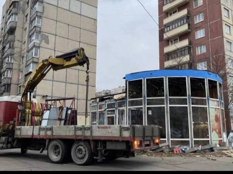 В Красногвардейском районе Петербурга демонтируют торговый павильон