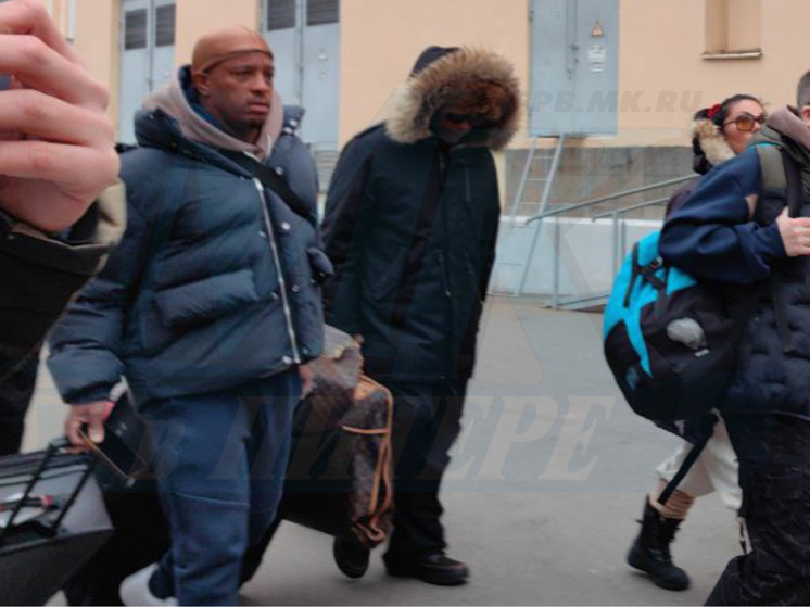 Рэпер и телеведущий Xzibit укутался в капюшон, выходя из Сапсана в Петербурге