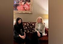 «Я влюбилась в Москву и хочу купить квартиру в сталинской высотке, — говорит на английском красивая женщина средних лет