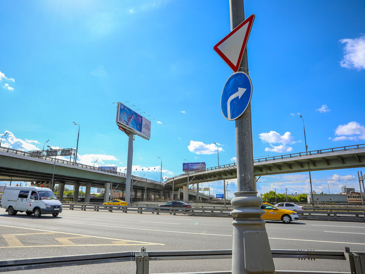 В Мурино удалили с дороги незаконно размещенную рекламу