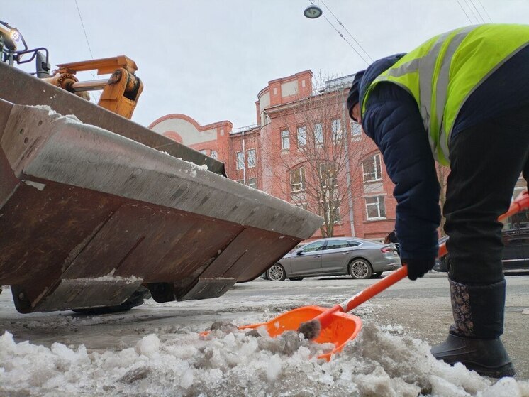В Петербурге вводят ночные ограничения на парковку из-за уборки снега