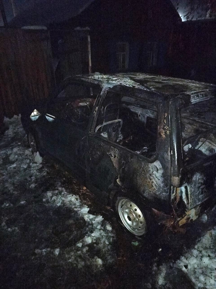 «Не пустил к дочери»: в Омске рецидивист поджёг машину отцу знакомой