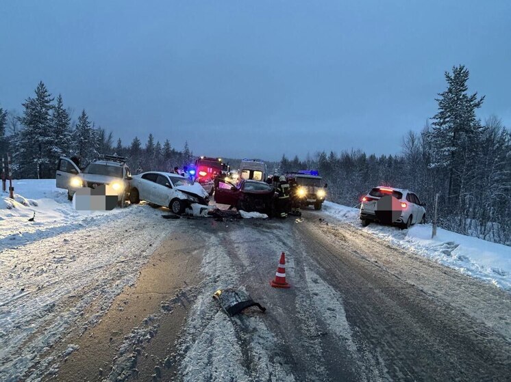 Водитель LADA не справился с управлением и спровоцировал массовое ДТП под Шонгуем
