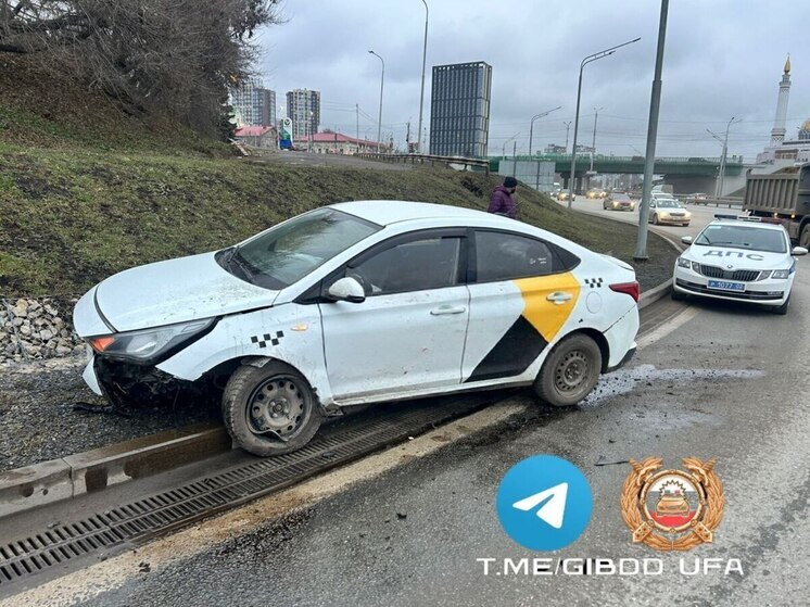 В Уфе иномарка влетела в бордюр – пострадал пассажир