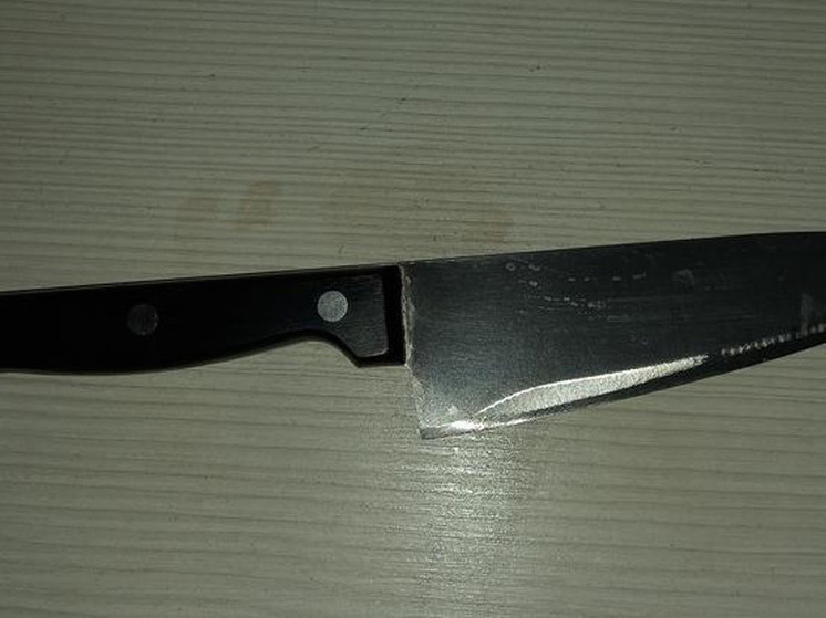 Жительница Балаково едва не заколола надоедливого гостя ножом