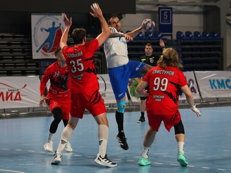 Как поется в песне группы «Сплин», скоро мы будем «все больны гандболом», поскольку из стана этого вида спорта приходят для России хорошие новости. Есть большая вероятность того, что ручной мяч станет вторым командным или первым командным на твёрдой поверхности видом спорта, где будут сняты санкции с России. Напомним, что первым командным видом спорта стало водное поло. 