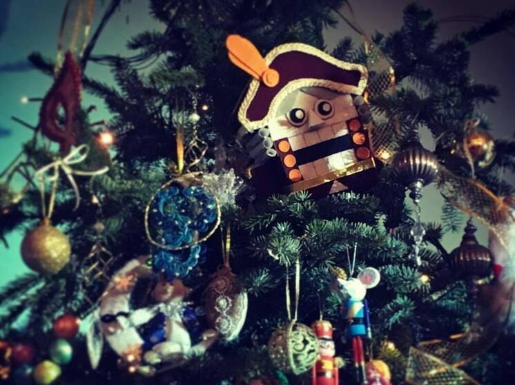 Новгородцам рассказали, что искусственная ель может вызвать аллергию