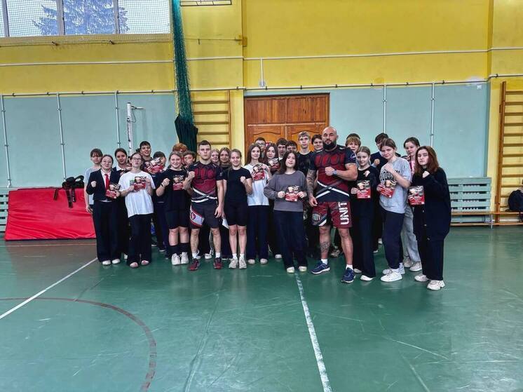 Тренеры центра единоборств провели уроки силы и дисциплины в школе Донского