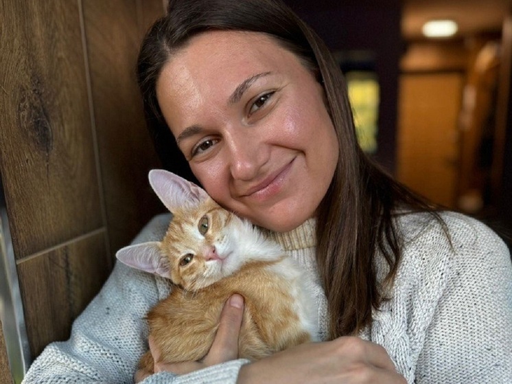 Падел - самый быстроразвивающийся спорт в мире, который рассчитывает войти в олимпийскую программу Игр-2032 в Брисбене. Россия не отстает от мировой моды: на днях в Москве завершился чемпионат России по паделу, собравший 160 спортсменов из 19 регионов. «Серебро» у женщин завоевали Ангелина Неизвестная и Алена Васильева. Что же это за игра, которая так стремительно набирает популярность? Об этом в эксклюзивном интервью «МК» рассказала новоиспеченная вице-чемпионка России Алена Васильева.