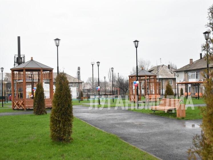 В Лутугино открыли общественную зону "Уютный уголок"