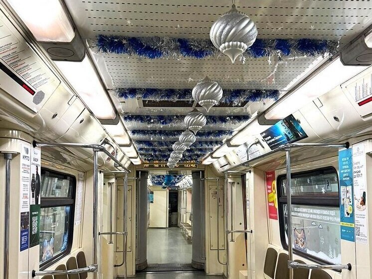 В метро Казани начал курсировать по-новогоднему оформленный состав «Русич»