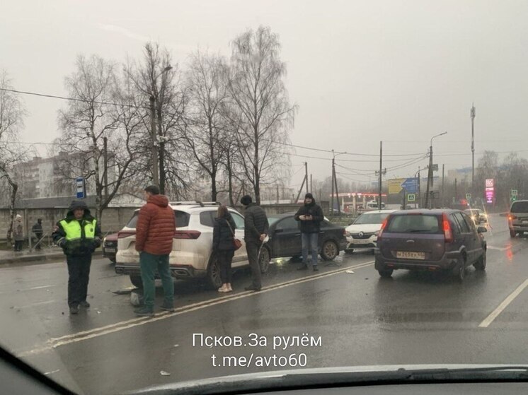 Появились фото с места аварии в Пскове, где столкнулись четыре машины