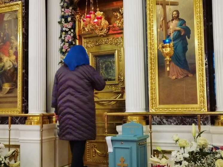 По народным приметам 5 декабря 2025 года отмечается Прокопьев день. Православная церковь в этот день вспоминает святого Прокопия Чтеца, принявшего мученическую смерть в начале IV века. Согласно житию, Прокопий родился в Иерусалиме и служил чтецом в Кесарийской церкви, где разъяснял прихожанам Священное Писание и переводил его на сирийский язык.