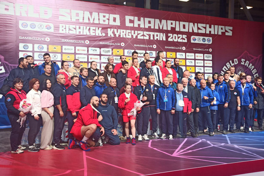 Международная федерация самбо вслед за другими руководящими органами из мира спортивных и боевых единоборств приняло решение о возвращении российским и белорусским спортсменам национальных символов.