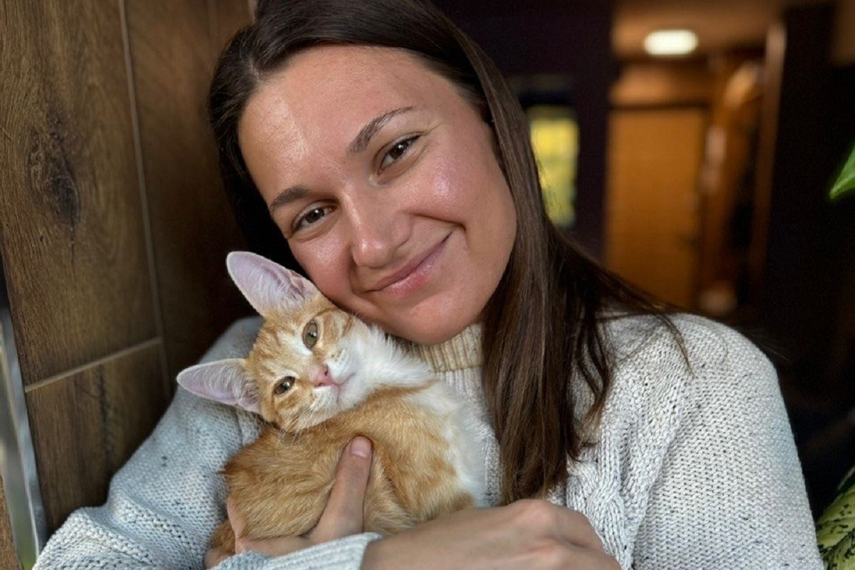 Падел - самый быстроразвивающийся спорт в мире, который рассчитывает войти в олимпийскую программу Игр-2032 в Брисбене. Россия не отстает от мировой моды: на днях в Москве завершился чемпионат России по паделу, собравший 160 спортсменов из 19 регионов. «Серебро» у женщин завоевали Ангелина Неизвестная и Алена Васильева. Что же это за игра, которая так стремительно набирает популярность? Об этом в эксклюзивном интервью «МК» рассказала новоиспеченная вице-чемпионка России Алена Васильева.