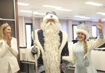 На Новый год необходимо поздравить коллег, и «МК» сделал своеобразную шпаргалку, которая поможет в этом деле.