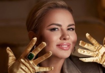 В прошлом фигуристка, выступавшая в танцах на льду, а сейчас певица Анна Семенович рассказала о пластике груди, которую она перенесла десять лет назад. Экс-участница группы «Блестящие» пострадала от действий врача.