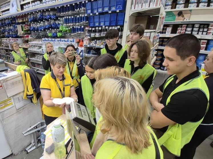 Серпуховские подростки попробовали себя в роли сотрудников магазина