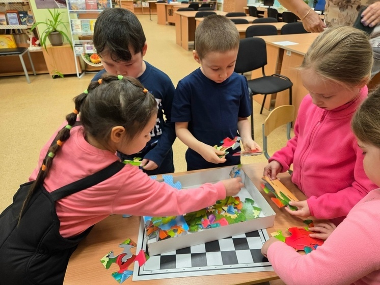 В школе поселка Красное познакомили  будущих первоклассников с библиотекой