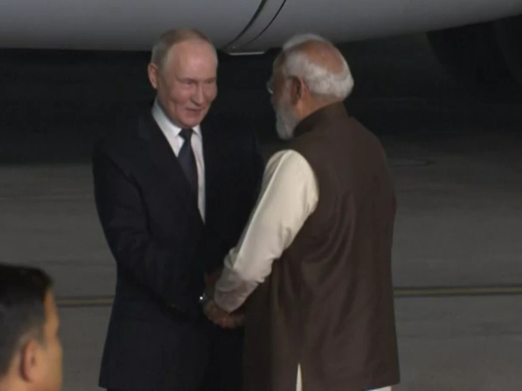 Моди неожиданно встретил Путина на авиабазе и они уехали не на российском «Аурусе», а на белом внедорожнике