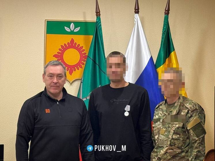 Мэр Энергодара вручил высокую государственную награду герою-земляку