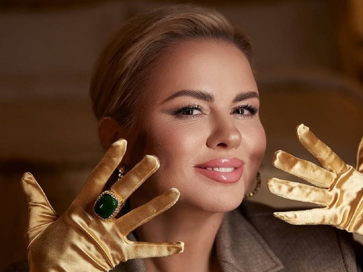 В прошлом фигуристка, выступавшая в танцах на льду, а сейчас певица Анна Семенович рассказала о пластике груди, которую она перенесла десять лет назад. Экс-участница группы «Блестящие» пострадала от действий врача.