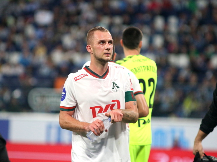 История о дальнейшей судьбе капитана московского «Локомотива» Дмитрия Баринова набирает новые обороты. Ещё недавно все, включая самого футболиста, удивлялись, почему клуб не предлагает ему продлить контракт, который истекает уже к концу этого сезона. И тут вдруг утверждается, что полузащитник отказался продлевать контракт с «железнодорожниками» и планирует перейти в столичный ЦСКА свободным агентом в зимнее или летнее трансферное окно.