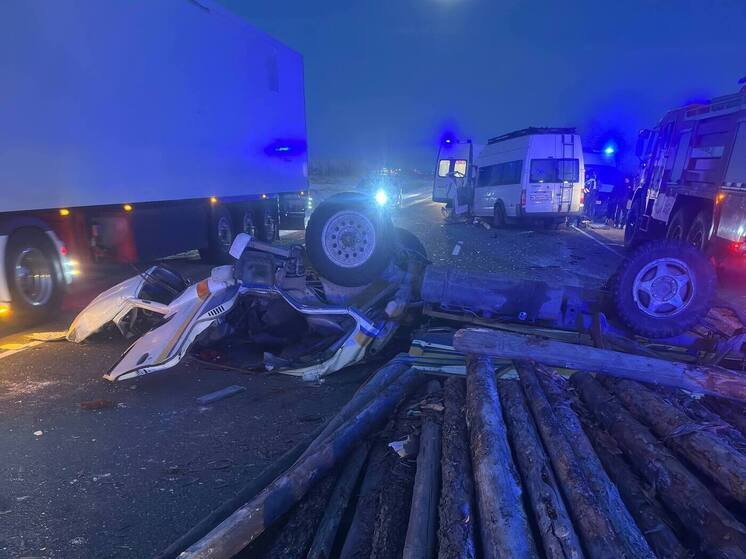 Жесткое ДТП с грузовиком и маршруткой произошло в Забайкалье. Фото