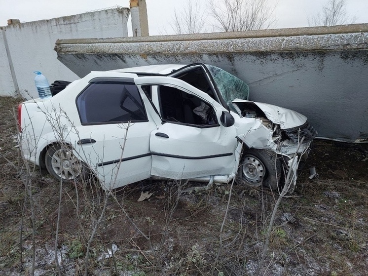 Новичок на улице Рокоссовского врезался в бетонный забор: два пассажира пострадали