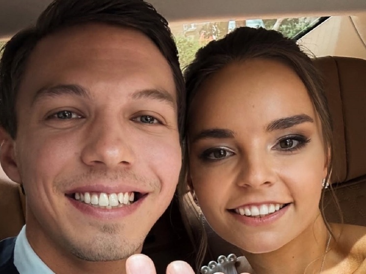 Олимпийский чемпион по танцам на льду Дмитрий Соловьев в июле 2025 года женился на художественной гимнастке Дине Авериной. Но 36-летний спортсмен до сих пор не познакомил 27-летнюю супругу со своим сыном от первого брака.