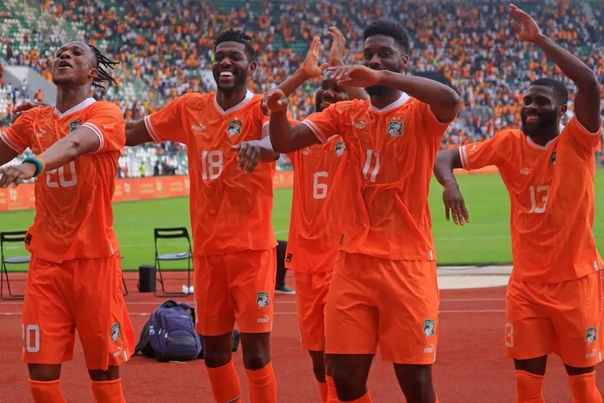 Африканским странам пришлось в срочном порядке менять свои планы подготовки после неожиданного решения ФИФА сократить время, в течение которого игроки должны находиться в своих национальных сборных перед финальным этапом Кубка африканских наций, который состоится в этом декабре 2025 года. Причина отнюдь не в заботе о здоровье игроков, а совсем в другом.