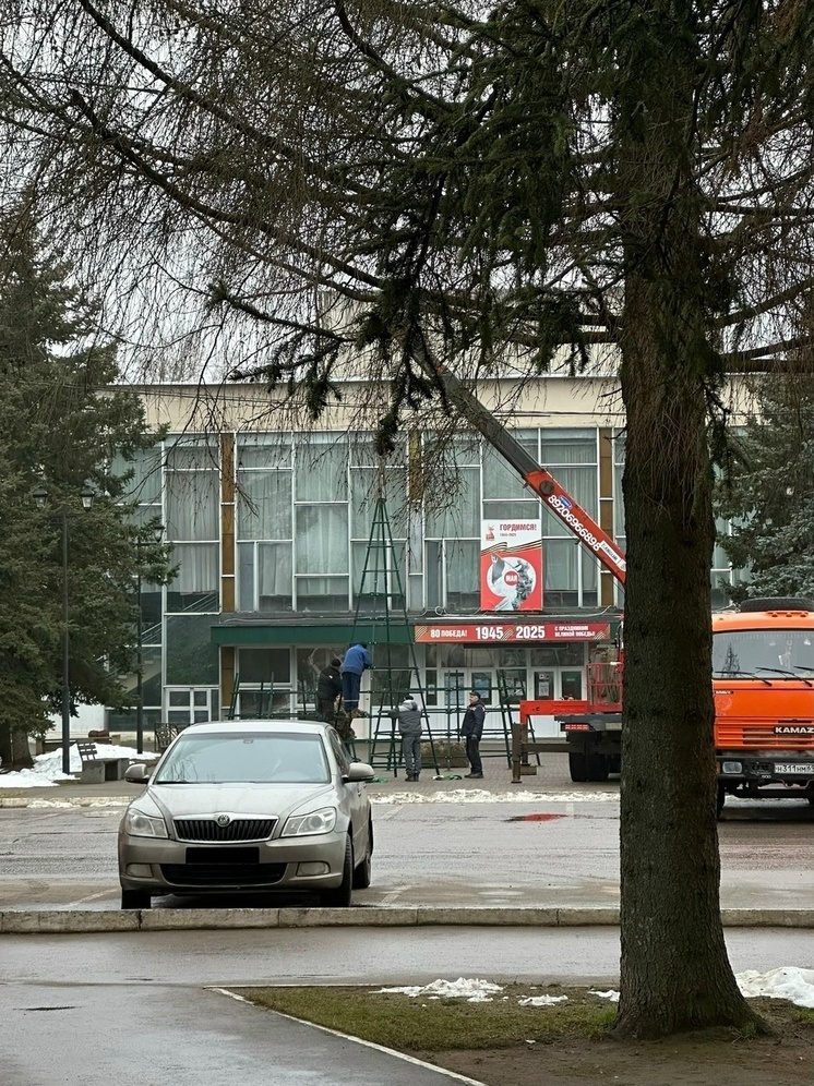Город в Тверской области начали украшать к Новому году