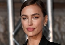 39-летняя российская супермодель Ирина Шейк продемонстрировала свою фигуру во время пляжного отдыха. Звезда мировых подиумов снялась в откровенных купальниках и топлес.