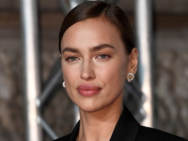 39-летняя российская супермодель Ирина Шейк продемонстрировала свою фигуру во время пляжного отдыха. Звезда мировых подиумов снялась в откровенных купальниках и топлес.